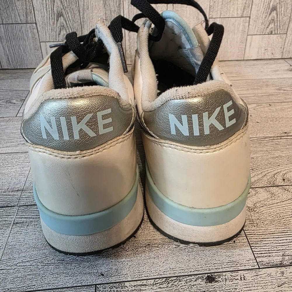 Nike Cream and Black Casual Sneakers